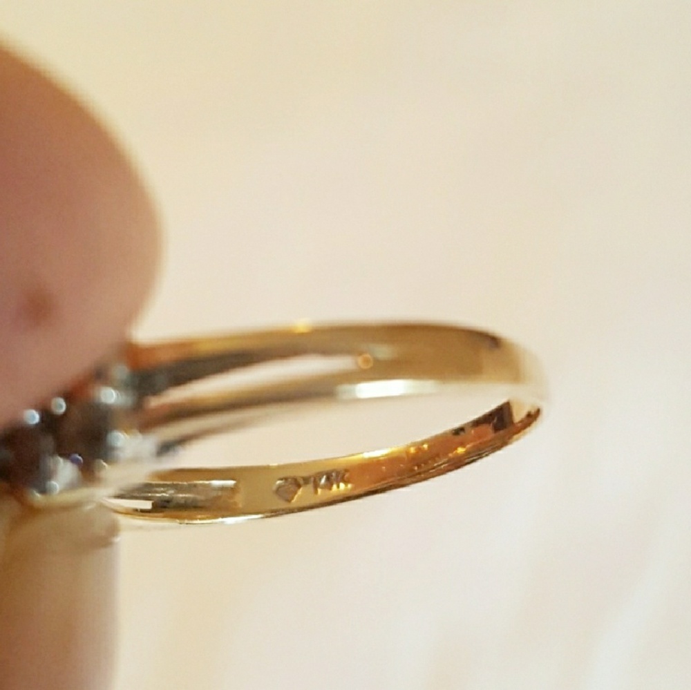 14k Diamond Ring with 14 Diamonds - Picture 7 of 8